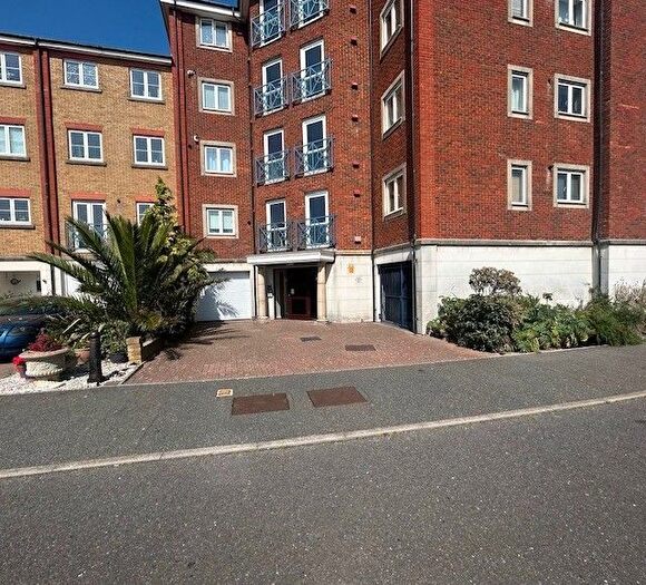 3 Bedroom Flat To Rent In St. Kitts Drive, Eastbourne, BN23