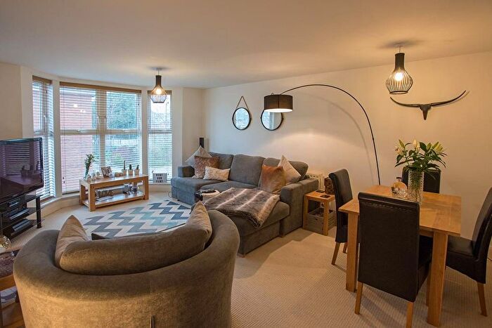 2 Bedroom Flat To Rent In Grafton Close, Kenilworth, CV8