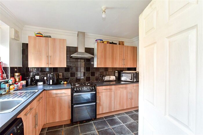3 Bedroom Maisonette For Sale In Victor Walk, Hornchurch, Essex, RM12