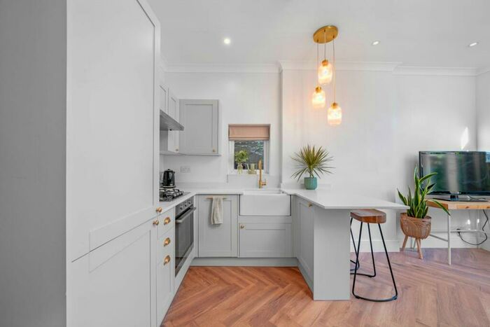 2 Bedroom Flat To Rent In Avondale Road, Palmers Green, N13