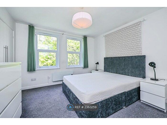 2 Bedroom Flat To Rent In Derwent Court, Nottingham, NG7