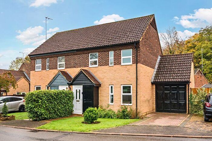 3 Bedroom Semi Detached House For Sale In The Magnolias, Banbury - No Onward Chain, OX16