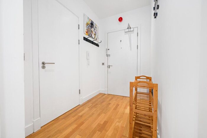 2 Bedroom Apartment To Rent In Oldham Road, Manchester, M4