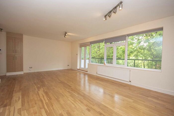 3 Bedroom Flat To Rent In Holders Hill Road, London, NW4