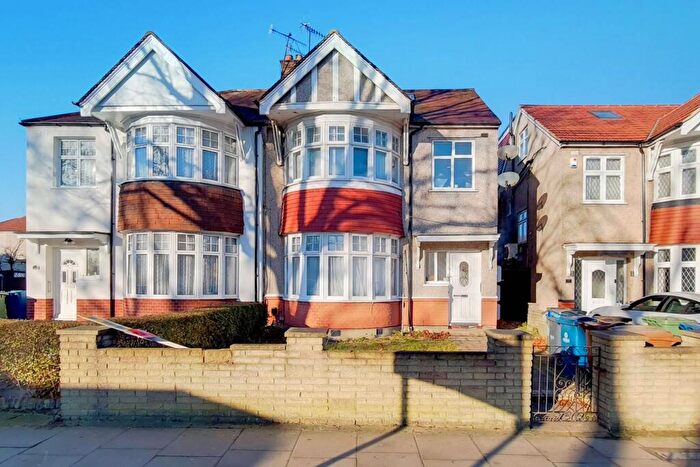 Studio To Rent In Imperial Drive, Harrow, HA2