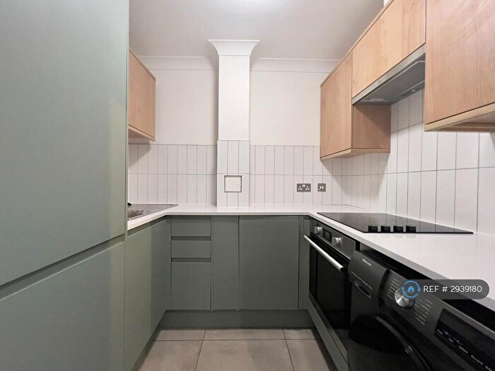 2 Bedroom Flat To Rent In Peninsula Court, London, E14