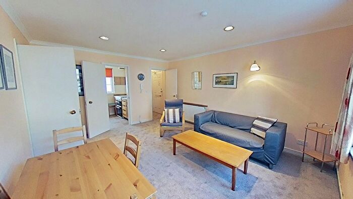 2 Bedroom Flat To Rent In Haddon Court, Edinburgh, EH8