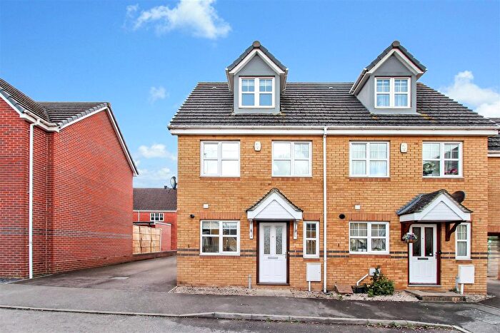 3 Bedroom Town House To Rent In Chapel Close, Rushden, NN10
