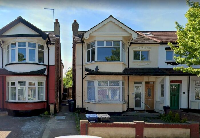 2 Bedroom Flat To Rent In Hale Grove Gardens, London, NW7