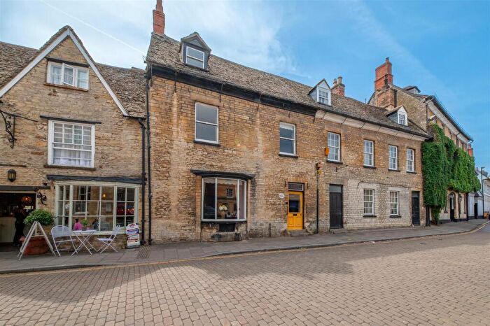 3 Bedroom House For Sale In Market Place, Woodstock, OX20
