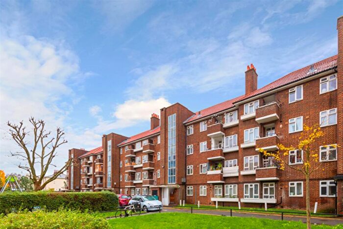 4 Bedroom Flat To Rent In Lindley Estate, London, SE15