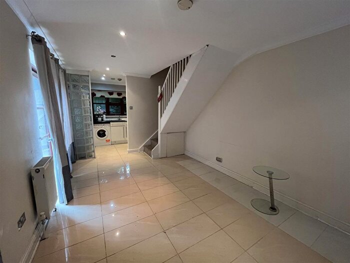 1 Bedroom Flat To Rent In Barton Close, London, NW4