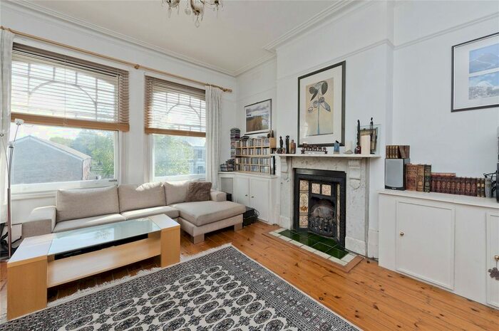 3 Bedroom Flat To Rent In Bedford Hill, London, SW12