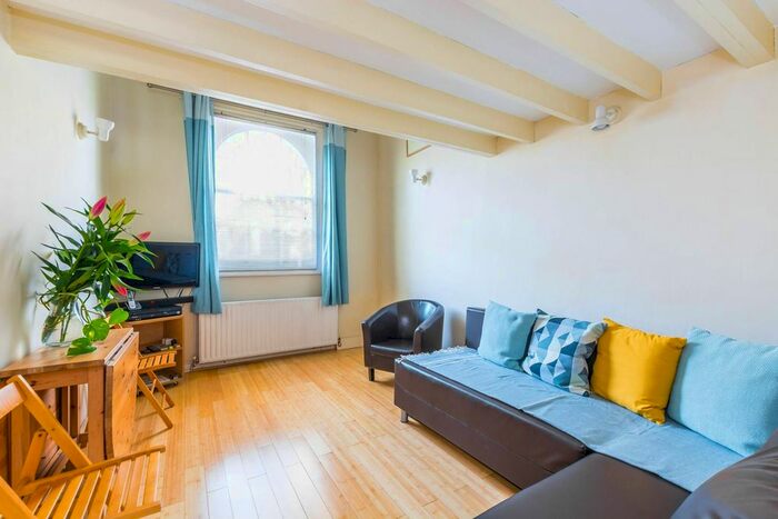 3 Bedroom Maisonette To Rent In Tollington Park, Stroud Green, London, N4