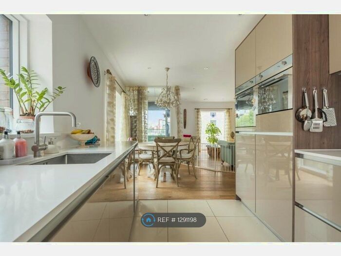 2 Bedroom Flat To Rent In Peartree Way, London SE10