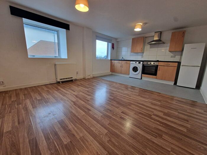 3 Bedroom Flat To Rent In Milliners Court, Milliners Way, Luton, Bedfordshire, LU3
