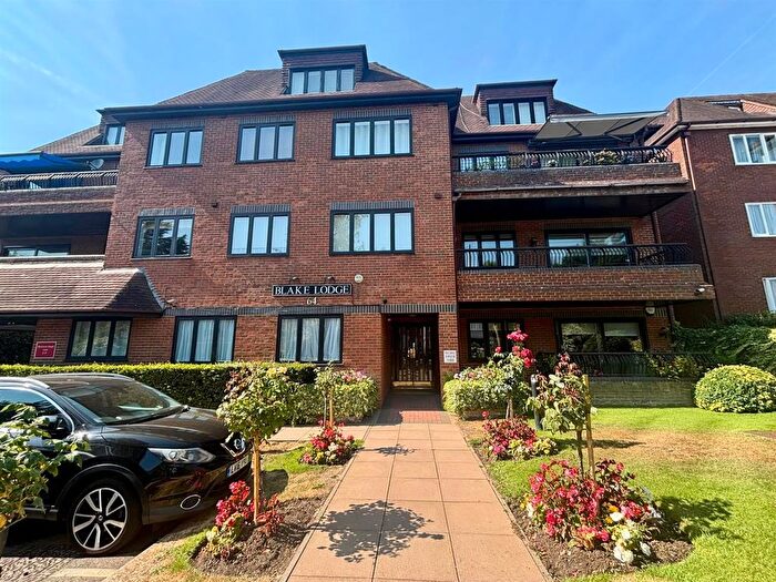 3 Bedroom Flat To Rent In Hendon Lane, London, N3