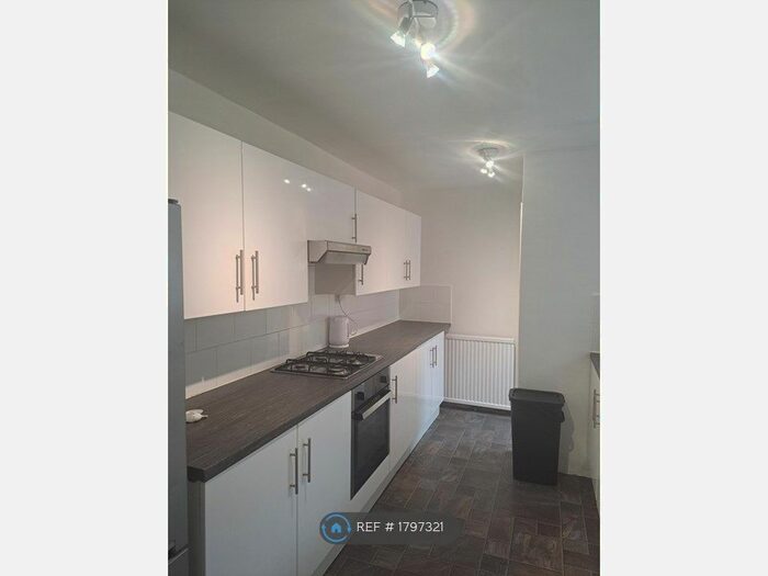 5 Bedroom Semi-Detached House To Rent In Claypol Rd, Nottingham, NG7