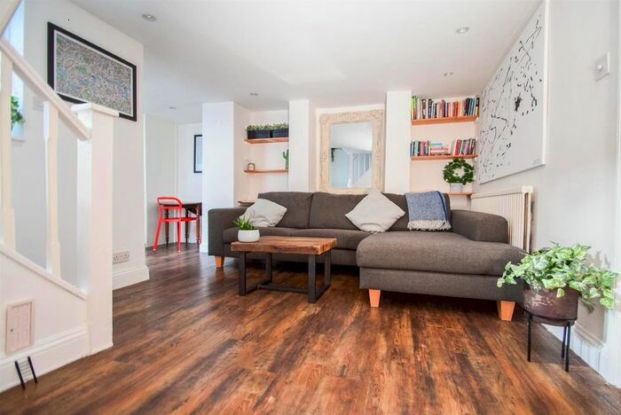 2 Bedroom Flat To Rent In Green Lanes, London, N16