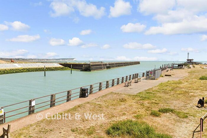 2 Bedroom Flat For Sale In Fort Road, Newhaven, East Sussex, BN9