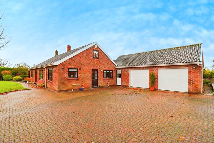 5 Bedroom Bungalow For Sale In Longfields, Stubbs Green, Norwich, NR14