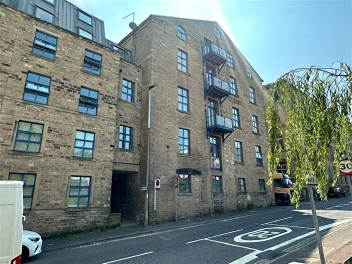 2 Bedroom Flat To Rent In West Street, Sowerby Bridge, Sowerby Bridge, HX6