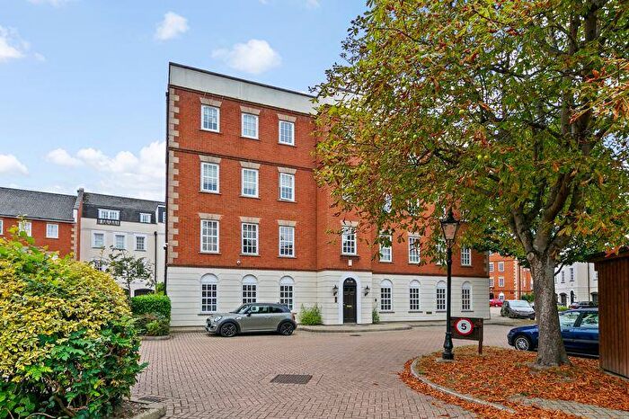 2 Bedroom Flat For Sale In Queens Reach, East Molesey, KT8
