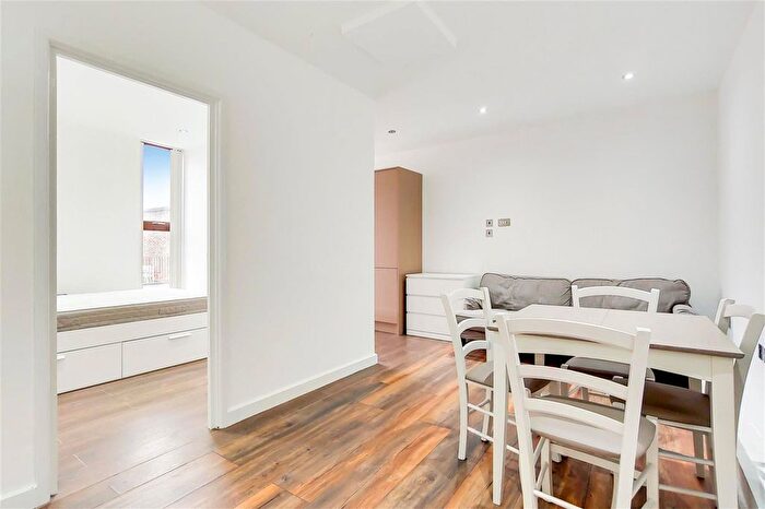 2 Bedroom Flat To Rent In North End Road, London, SW6