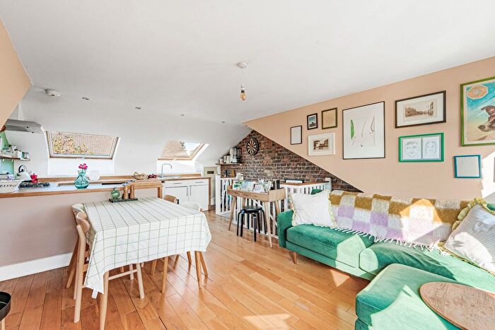 2 Bedroom Flat For Sale In Cricketfield Road, London, E5