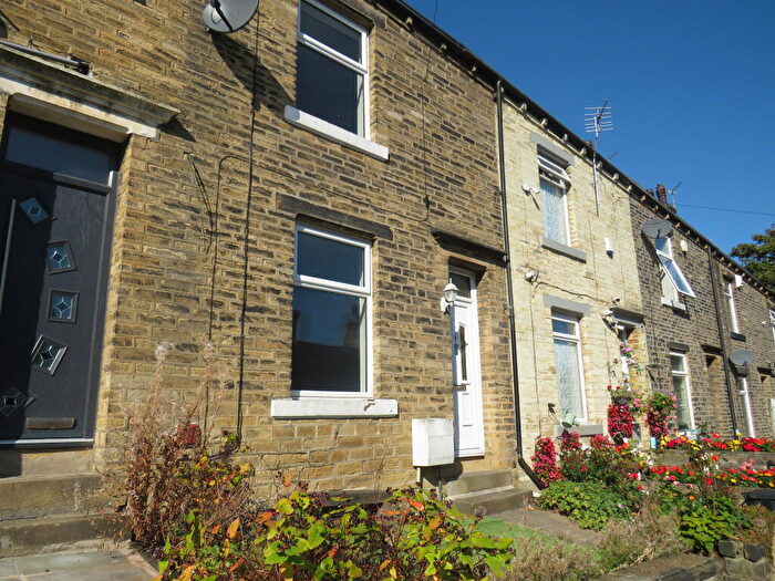 3 Bedroom House To Rent In Emscote Grove, Halifax, HX1