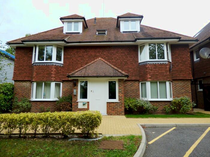 2 Bedroom Flat To Rent In Randalls Road, Leatherhead, KT22