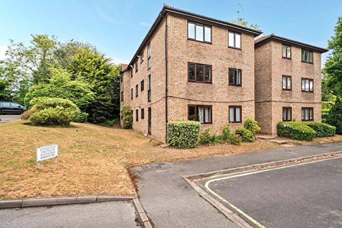 2 Bedroom Flat To Rent In Calluna Court, Woking, GU22