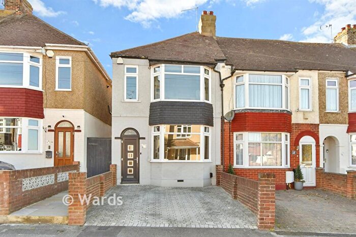 3 Bedroom End Of Terrace House For Sale In Chalkenden Avenue, Gillingham, Kent, ME8