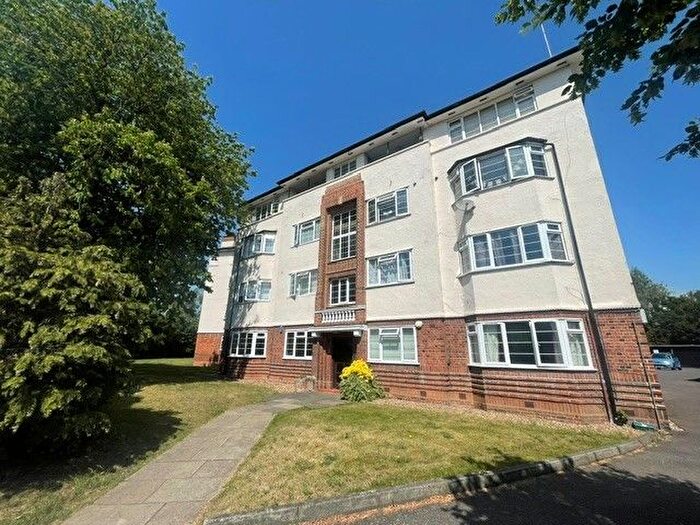 2 Bedroom Flat To Rent In Woodford Road, London, E18