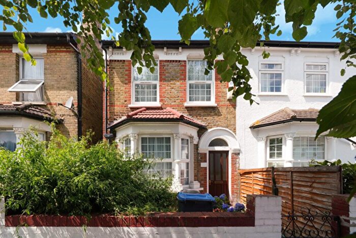 3 Bedroom Semi-Detached House For Sale In Sydenham Road, Croydon, CR0