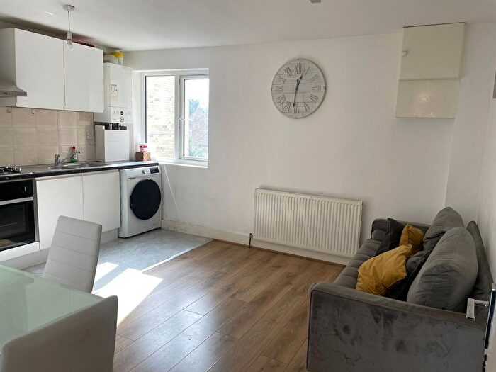 2 Bedroom Flat To Rent In Longley Road, London, SW17