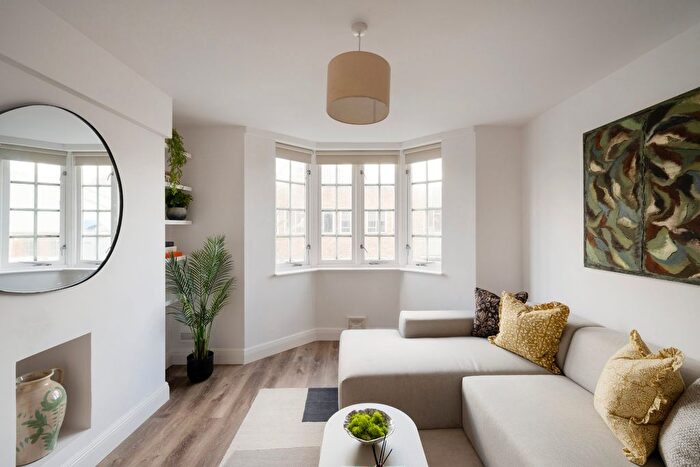 3 Bedroom Flat For Sale In Frogmore, London, SW18