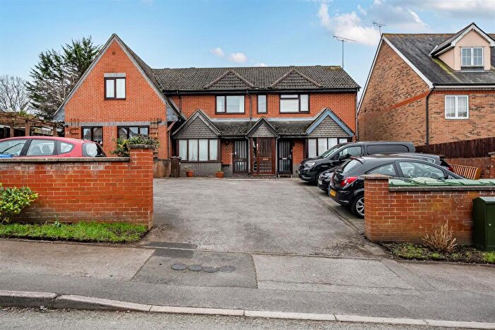 1 Bedroom Apartment For Sale In Cambridge Road, Crowthorne, Berkshire, RG45