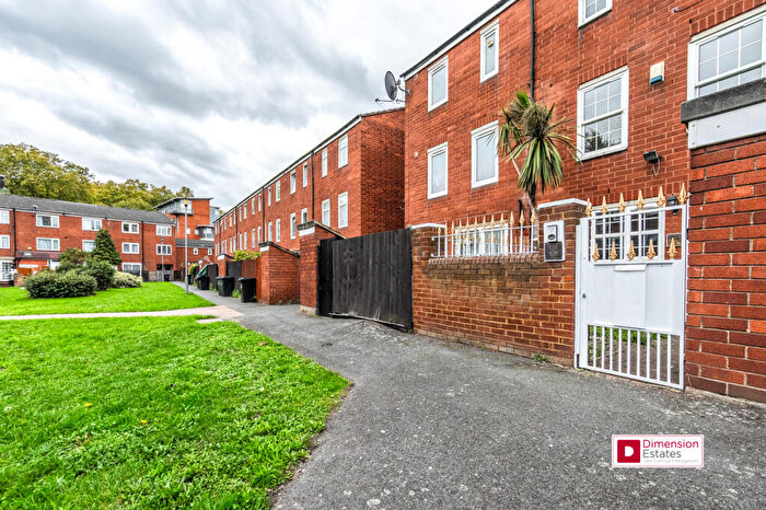 3 Bedroom Maisonette For Sale In Lowestoft Close, Upper Clapton, Hackney, E5