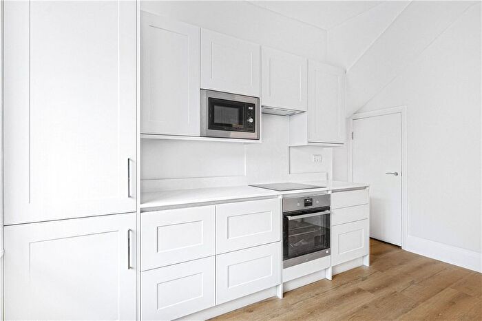 3 Bedroom Flat To Rent In Holland Park Road, Holland Park, London, W14