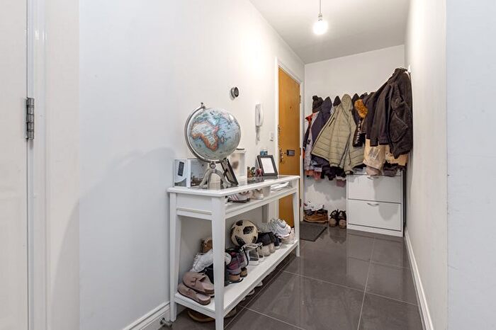 2 Bedroom Flat For Sale In Dale Square, Havant, PO9