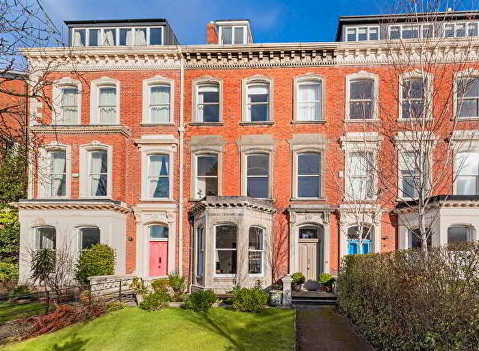 6 Bedroom TownHouse For Sale In College Gardens, Belfast, BT9