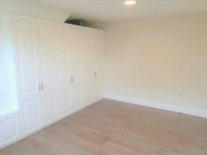 2 Bedroom Flat To Rent In Crescent Avenue, Hornchurch, RM12