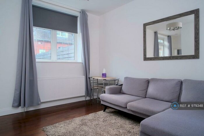 3 Bedroom Flat To Rent In Queens Road, Weybridge, KT13