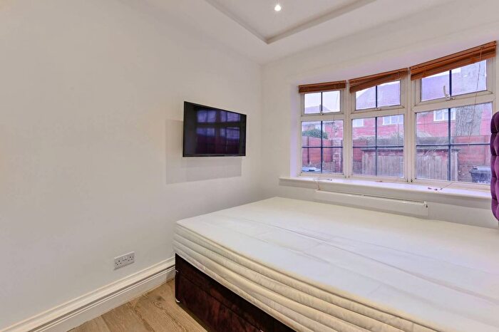 2 Bedroom Flat For Sale In Bryony Road, Shepherd's Bush, London, W12