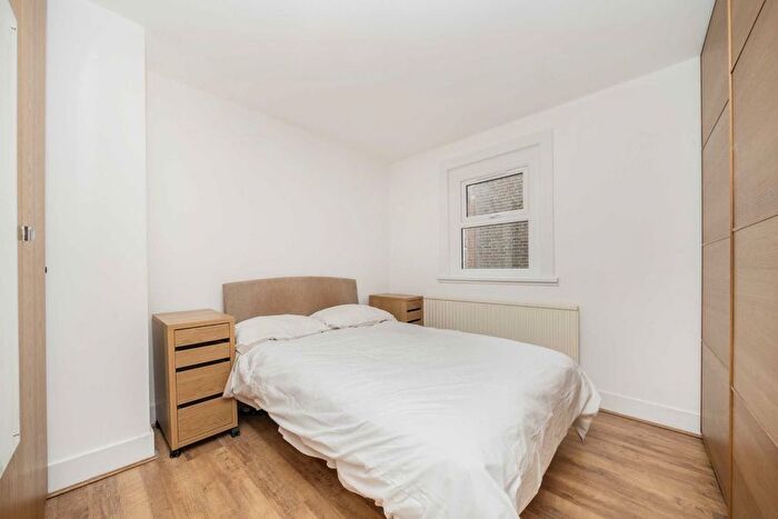 1 Bedroom Flat To Rent In Heyford Avenue, London, SW8