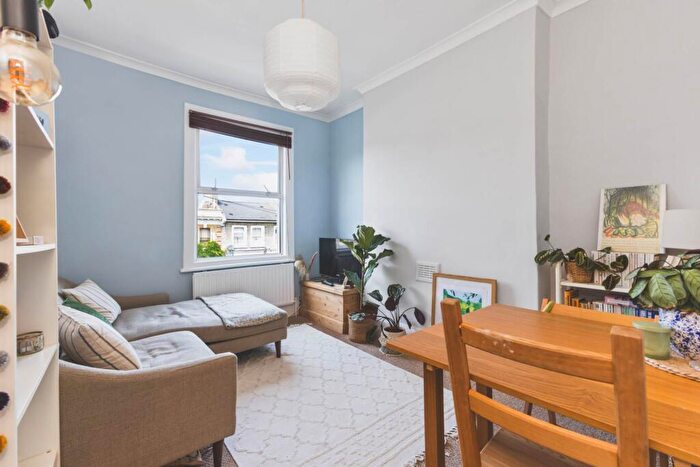 2 Bedroom Flat To Rent In Chaucer Road, Herne Hill, SE24