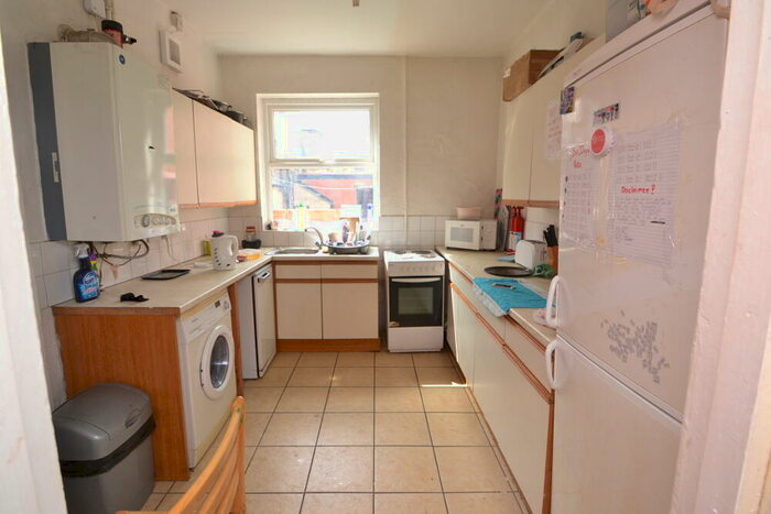 6 Bedroom Semi Detached House To Rent In Lenton Boulevard, Lenton, Nottingham, NG7