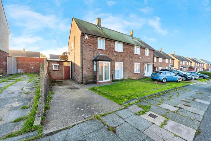 3 Bedroom Semi-Detached House For Sale In Homestead Way, Luton, LU1