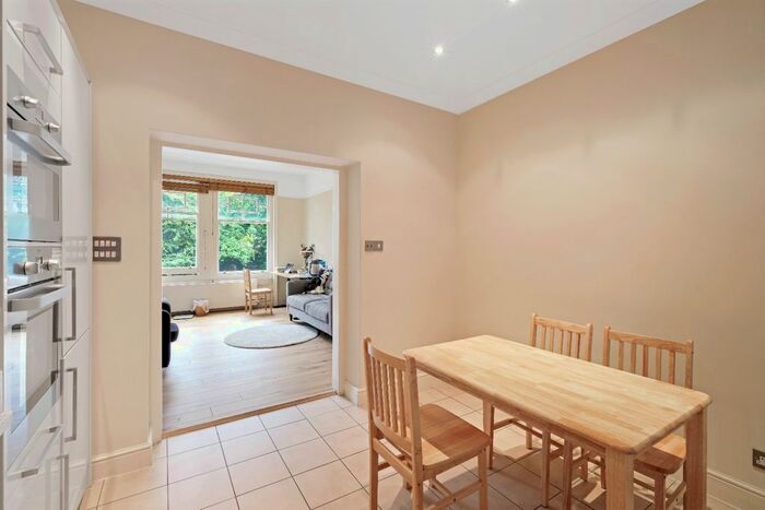 2 Bedroom Flat To Rent In Ridgmount Gardens, London, Greater London, WC1E